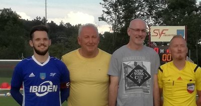 Draxler Matchsponsoring. V.l.n.r. Kapitän Daniel Paul, Obmann Sepp Sailer, Gernot Draxler, Schiedsrichter Waissenbacher
